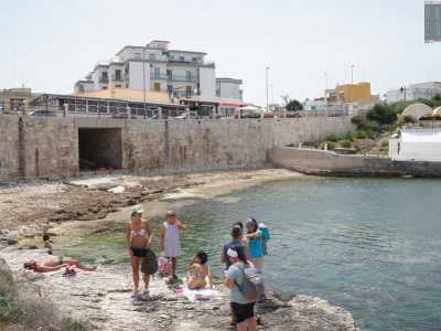 Ma siamo solo all�inizio. Superato il porticciolo di Torre a Mare, inizia via Grotta della Regina, strada che affianca l�insenatura �Cala Fetta�, sulla quale si affaccia un bar a forma di baita e il circolo Unione 